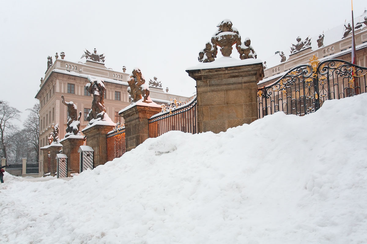 Prask hrad and snow
