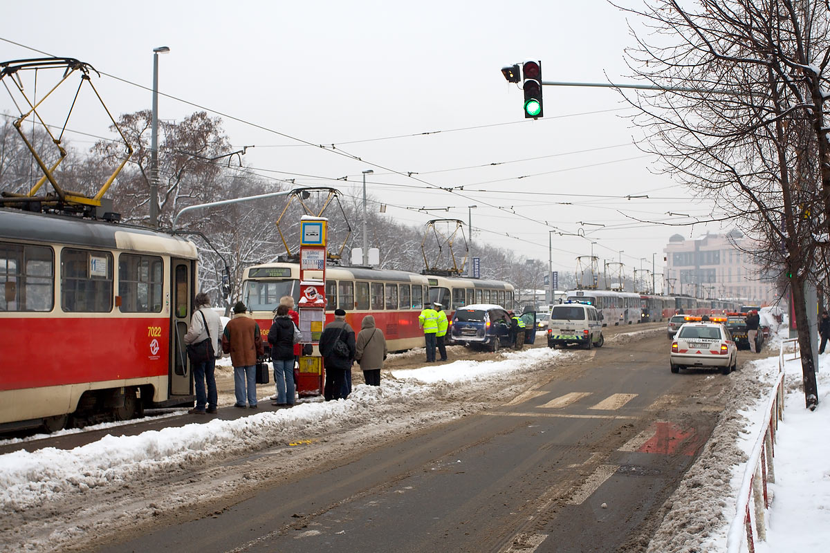 Small car accident stops trams